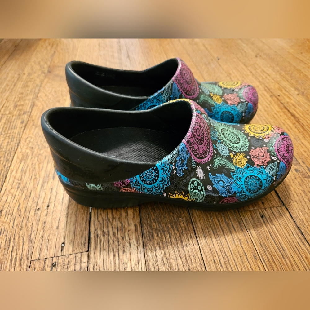 CROCS Women's Multicolor Patterned Clogs Sz 7 -Preloved- - Picture 4 of 8
